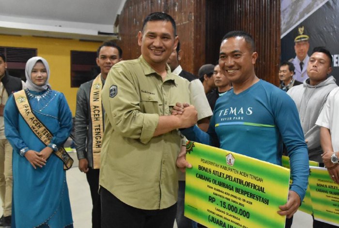 Pemerintah Kabupaten Aceh Tengah Serahkan Bonus Atlet Peraih Medali PORA XXIV