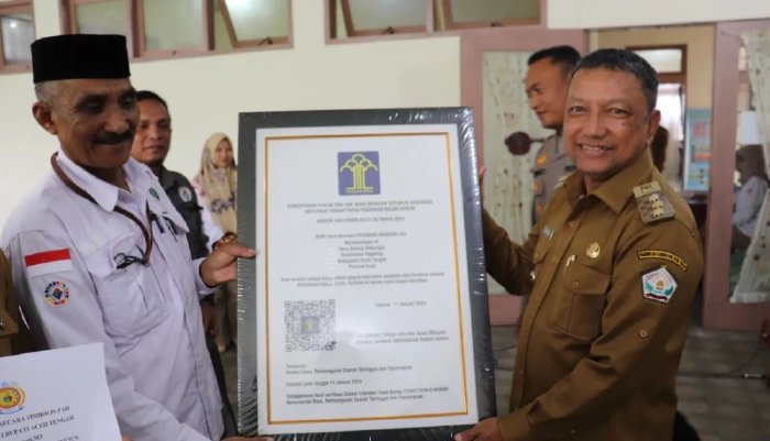 Pj. Bupati Aceh Tengah Menerima Laporan Tahunan Tutup Buku BUMDesMa Pegasing Mandiri Lembaga Keuangan Desa (LKD) 2023