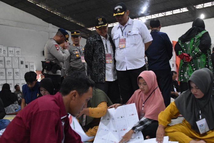 Forkopimda Aceh Tengah Memantau Penyortiran dan Pelipatan Surat Suara Pemilu 2024