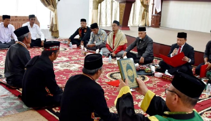 Penjabat Bupati Aceh Tengah Mengukuhkan Anggota Majelis Adat Gayo Pergantian Antar Waktu