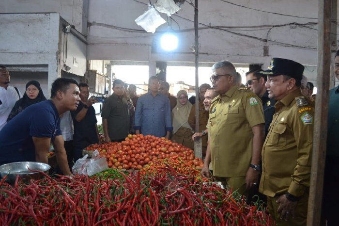 Pj. Gubernur Aceh Bersama Pj. Bupati Aceh Tengah Tinjau Ketersediaan Bahan Pokok di Pasar Paya Ilang Menjelang Idul Adha