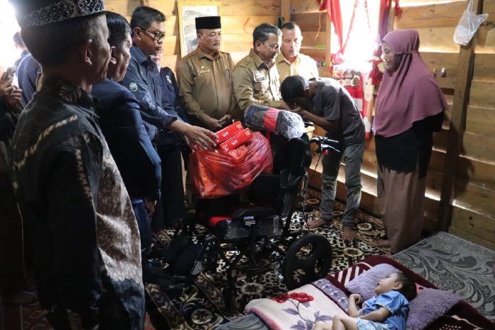 Penjabat Bupati Aceh Tengah Serahkan Bantuan Kursi Roda untuk Anak Penyandang Disabilitas