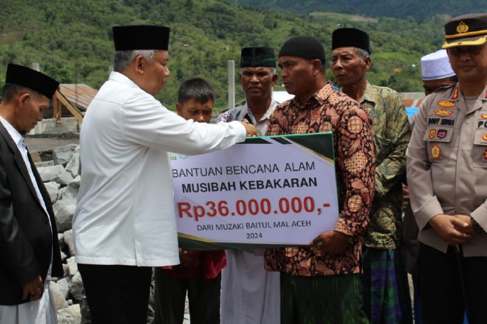 Kebakaran di Kampung Tebuk, Pj. Bupati Aceh Tengah Serahkan Bantuan untuk Korban Bencana